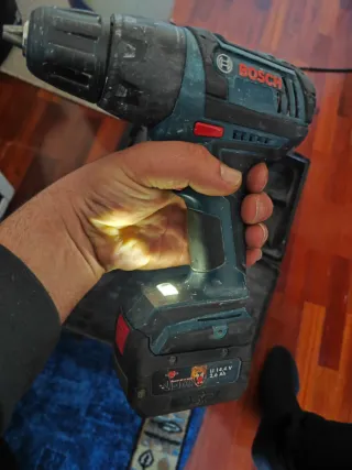 Taladro Bosch con 2 baterías y cargador