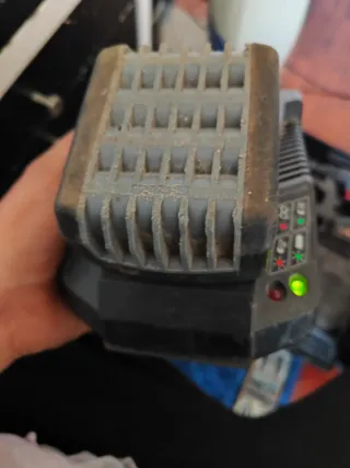 Taladro Bosch con 2 baterías y cargador