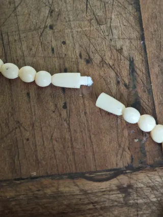 Collana con ciondolo scolpito