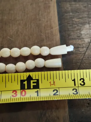 Collana con ciondolo scolpito