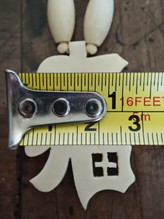 Collana con ciondolo scolpito