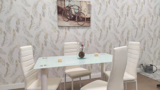 Mesa de cristal con 4 sillas blancas