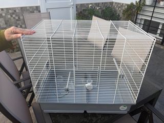 Jaula para pájaros blanca y gris