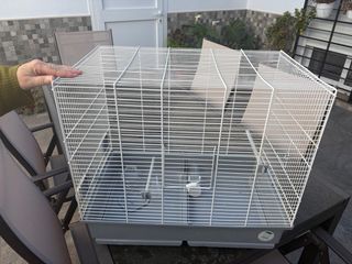 Jaula para pájaros blanca y gris