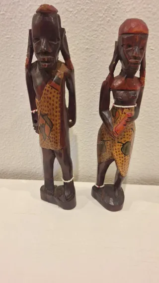 Conjunto de máscaras/figuras de madera artesanal