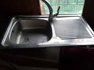 Fregadero de cocina con grifo