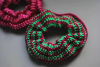 Coletero crochet verde y rosa