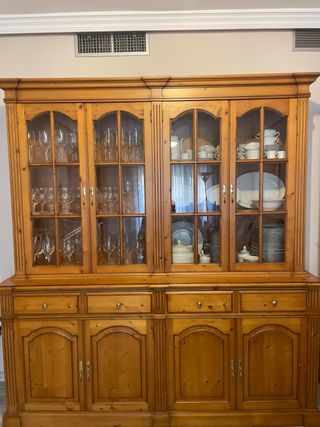 Mueble vitrina de madera y cristal