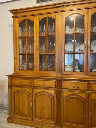 Mueble vitrina de madera y cristal