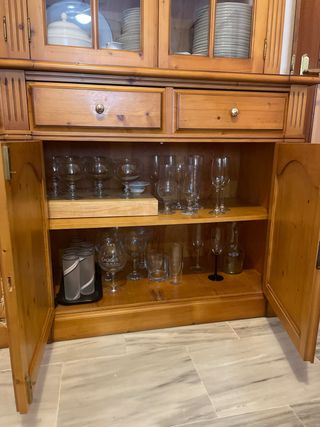 Mueble vitrina de madera y cristal