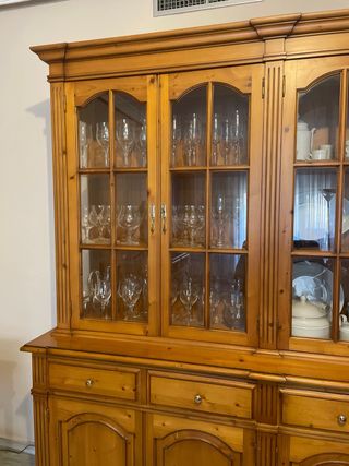 Mueble vitrina de madera y cristal