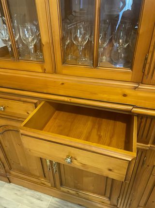 Mueble vitrina de madera y cristal