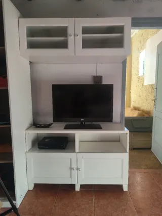 Mueble modular blanco con puertas y vitrinas