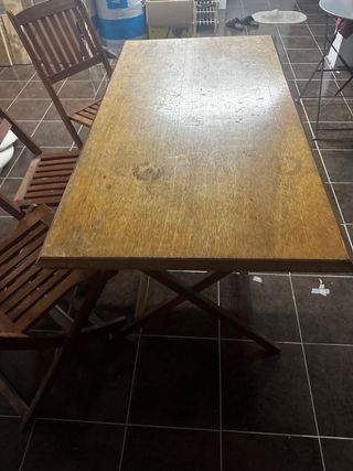 Mesa madera y 3 sillas plegables