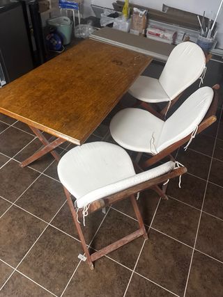 Mesa madera y 3 sillas plegables