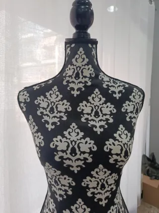 Maniquí de costura estampado damasco