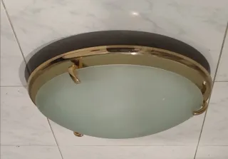 Lámpara de techo dorada y cristal