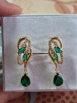 Pendientes Vintage Chapados en Oro con Esmeraldas