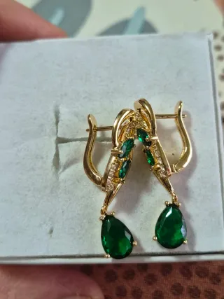 Pendientes Vintage Chapados en Oro con Esmeraldas