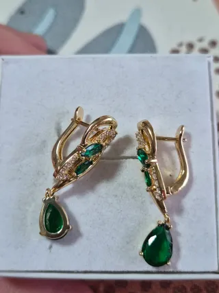 Pendientes Vintage Chapados en Oro con Esmeraldas