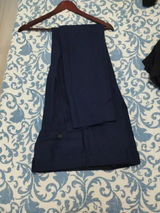 Traje de boda azul de raya diplomática en blanca.