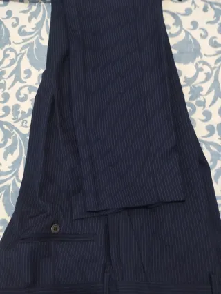 Traje de boda azul de raya diplomática en blanca.