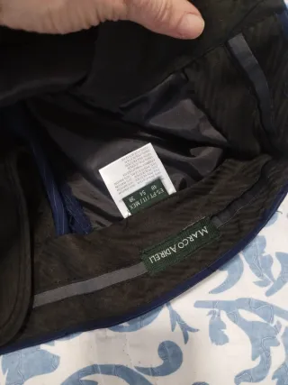 Traje de boda azul de raya diplomática en blanca.