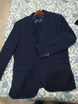 Traje de boda azul de raya diplomática en blanca.