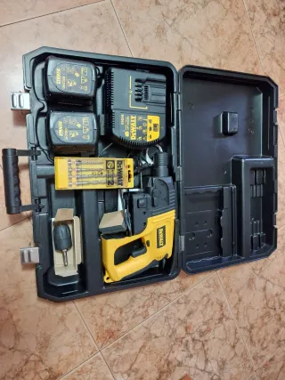 Taladro Percutor Dewalt + Cargador y Baterías