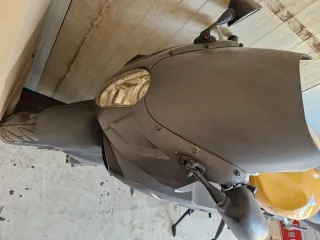 Hyosung 125cc Moto Deportiva Gris y Amarilla