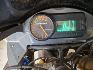 Hyosung 125cc Moto Deportiva Gris y Amarilla