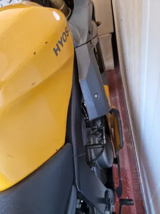 Hyosung 125cc Moto Deportiva Gris y Amarilla