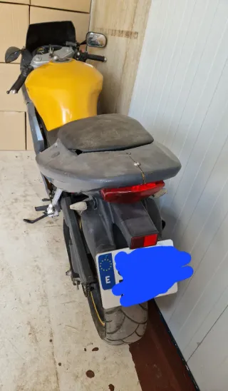 Hyosung 125cc Moto Deportiva Gris y Amarilla