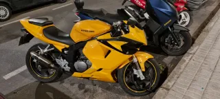 Hyosung 125cc Moto Deportiva Gris y Amarilla