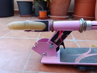 Patinete rosa con ruedas luminosas