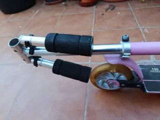 Patinete rosa con ruedas luminosas