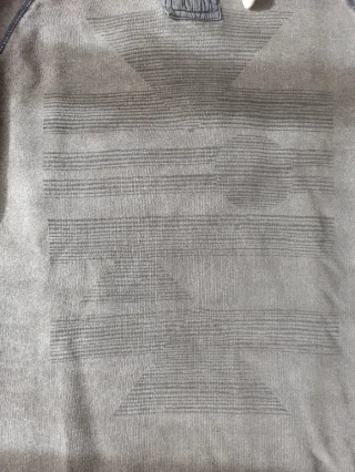 Sudadera gris con cuello alto