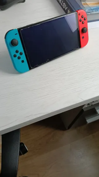 Nintendo Switch OLED Azul/Rojo (protector puesto)