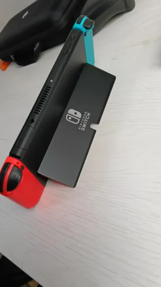 Nintendo Switch OLED Azul/Rojo (protector puesto)