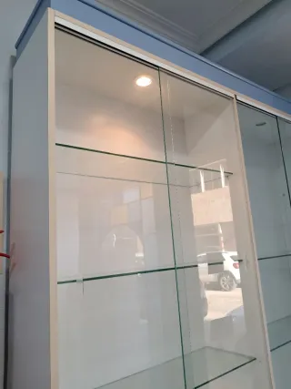 Vitrina expositora de cristal y madera