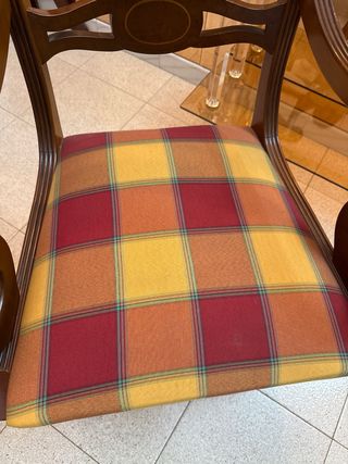 Silla de madera con tapicería a cuadros