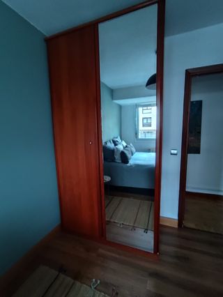 Armario de madera con espejo