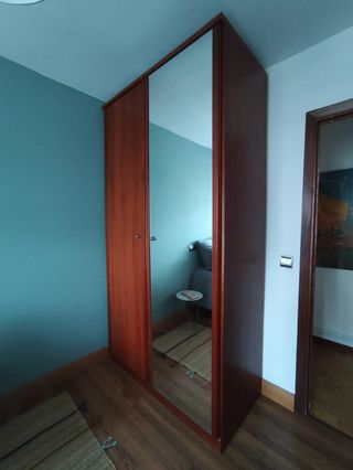 Armario de madera con espejo