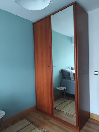 Armario de madera con espejo