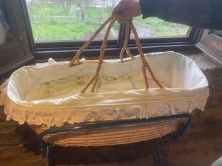 Moisés antiguo mimbre natural