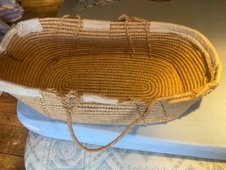 Moisés antiguo mimbre natural