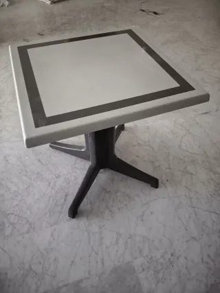 Mesas de terraza grises y blancas