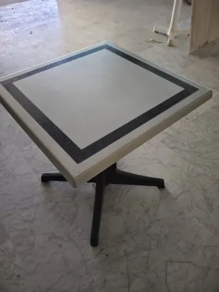 Mesas de terraza grises y blancas