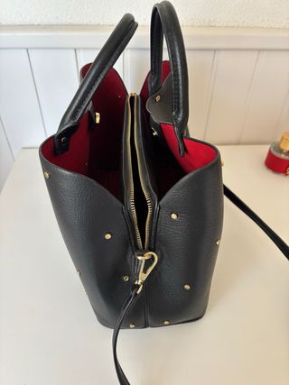 Bolso Negro Sferas con Tachuelas Doradas