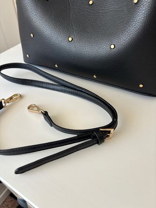 Bolso Negro Sferas con Tachuelas Doradas